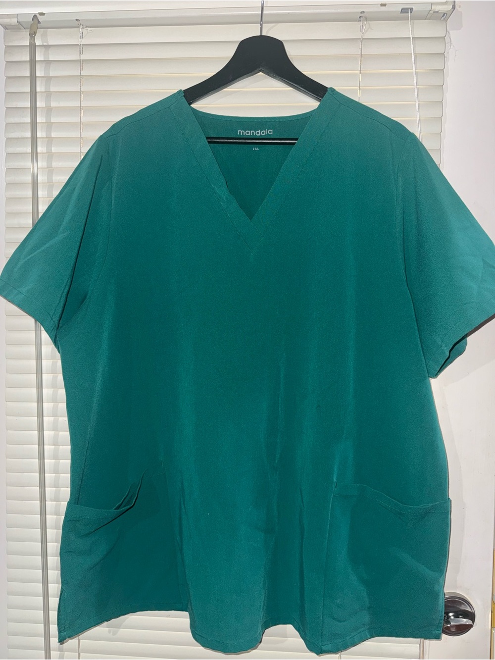Mandala Women's emerald green V-Neck Scrub set XXL
